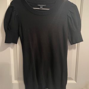 Pre-owned. Puff short sleeved black sweater.